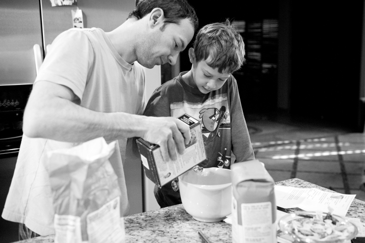 father and son making pancakes, scottsdale arizona family photography, capturing memories 04